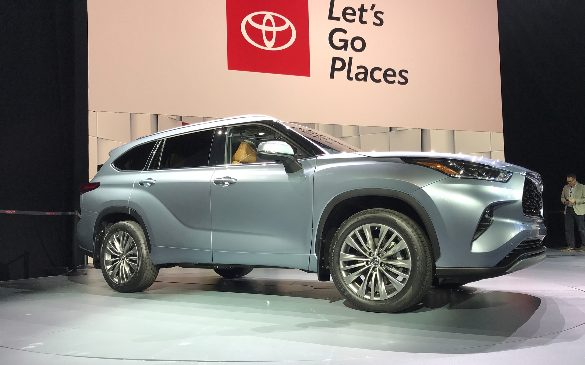 2020 Toyota Highlander: New Styling, More Efficient Hybrid Model - 11/22