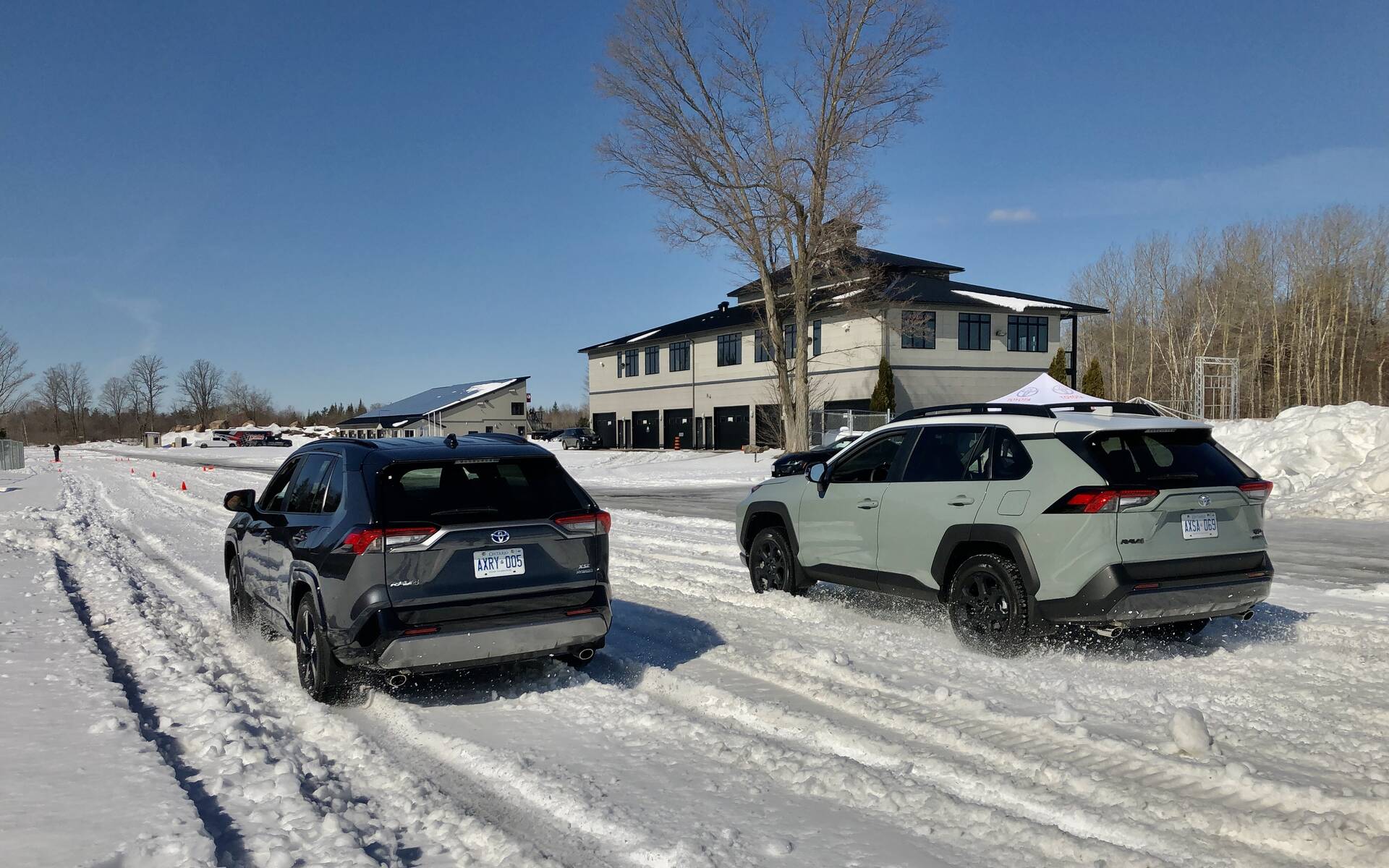 Les modèles hybrides de Toyota mis à l'essai dans la neige Guide Auto