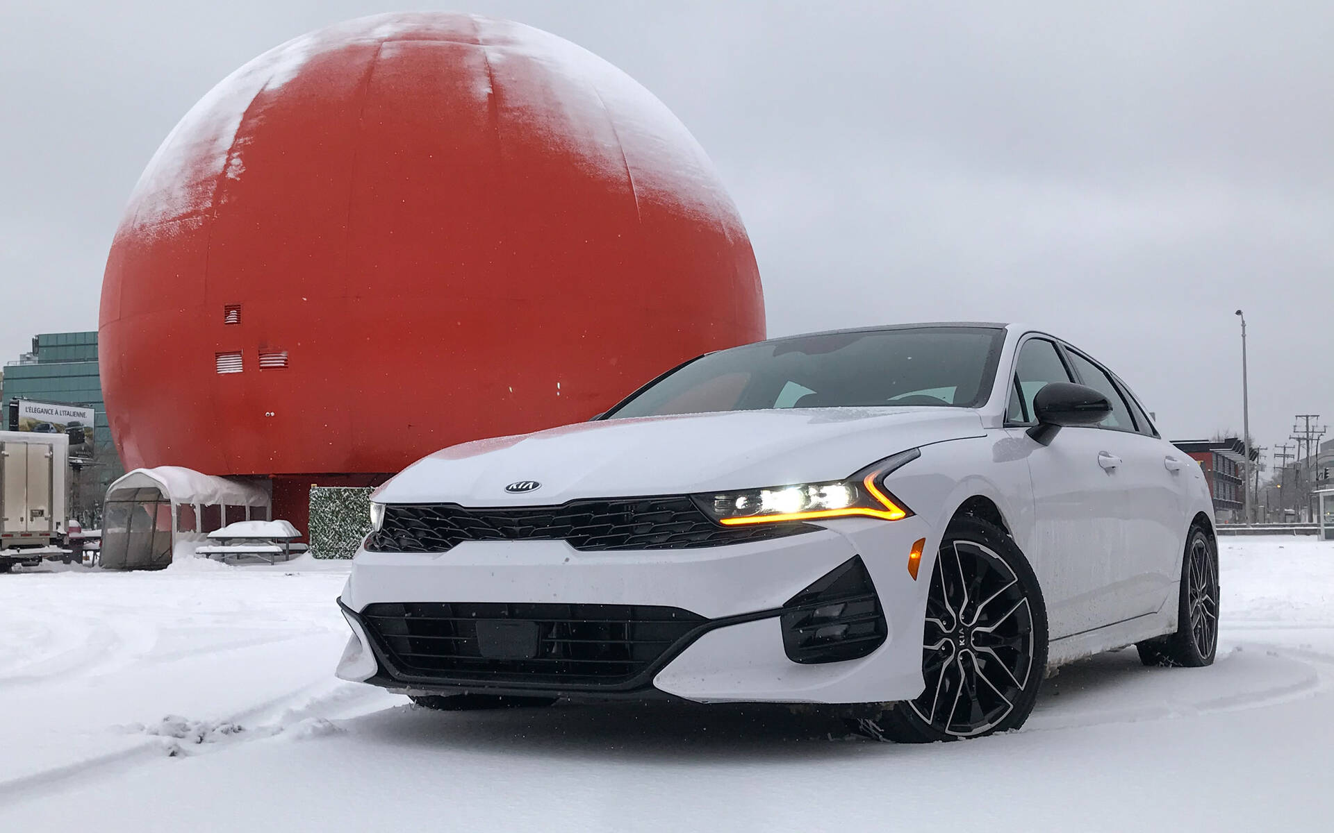 La KIA K5 GT devant une célèbre icône montréalaise